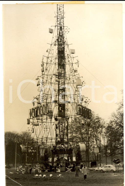 1958 PARIS BOIS DE BOULOGNE Arbre de Noel métallique RENAULT  *Photo12x18 cm