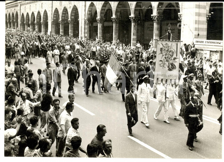 1960 ca GENOVA Via XX Settembre - Corteo antifascista per la festa XXV Aprile