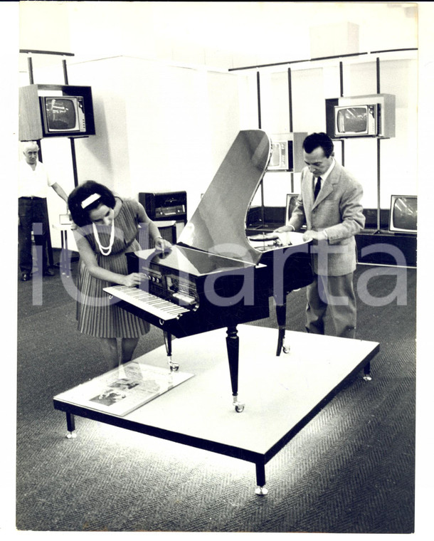 1962 MILANO Mostra della Radio e della Televisione - Una sala *Foto 18x24 cm