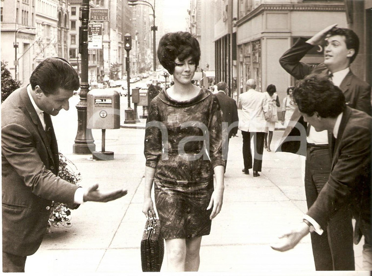 1966 NEW YORK - MADISON AVENUE Boys go crazy for a girl with blue hair *Foto