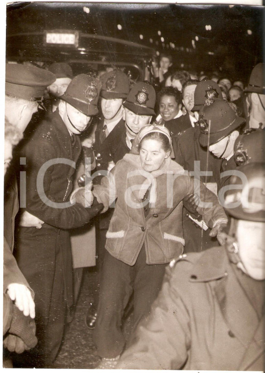1959 LONDON - MARBLE ARCH Policemen support Barbara MOORE at the end of  trail
