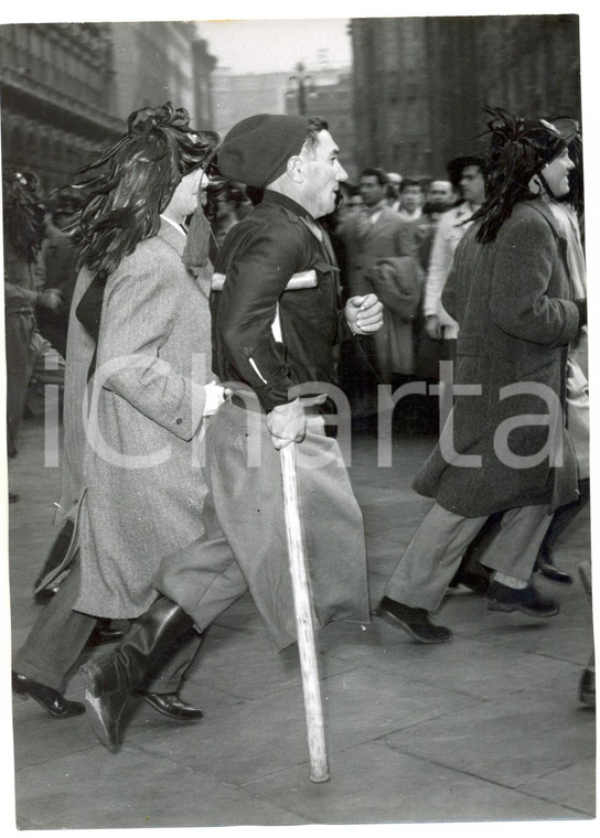 1955 MILANO Raduno BERSAGLIERI - Mutilato di guerra in Piazza del Duomo *Foto