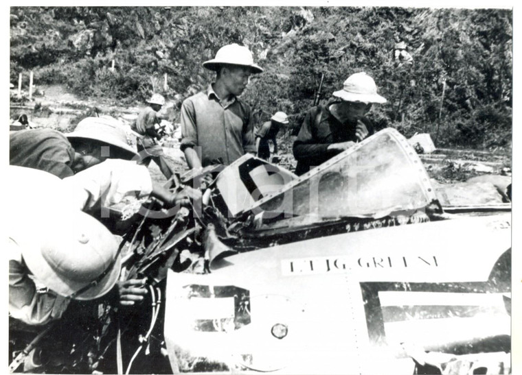 1965 GUERRA DEL VIETNAM Miliziani vietnamiti esaminano aereo americano abbattuto