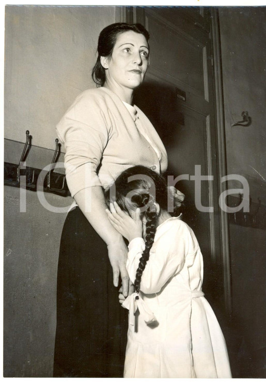 1956 MILANO Primo giorno di scuola - Bambina piange in grembo alla madre *Foto