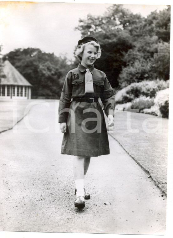 1959 LONDON Princess ANNE with the Buckingham Palace Brownie Pack *Photo