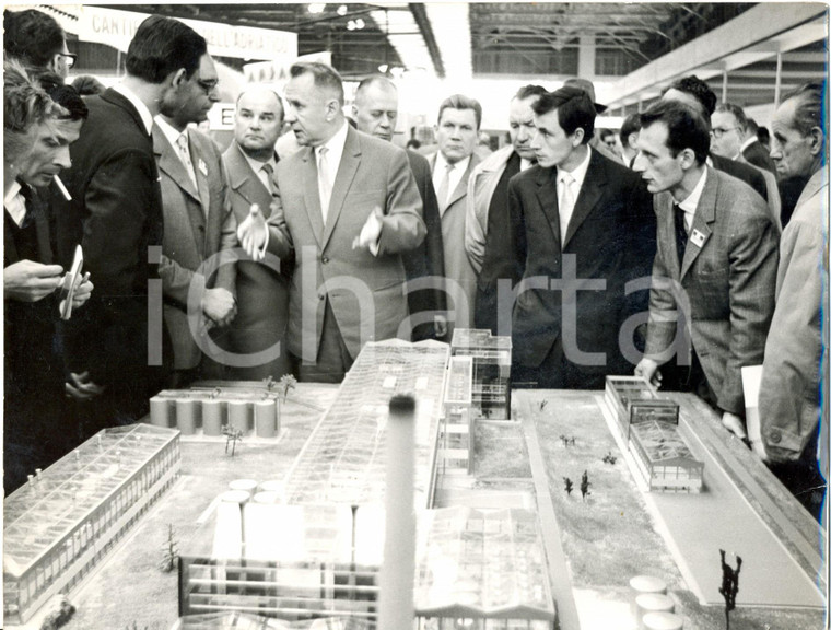 1962 MOSCA Mostra Industria Italiana - Aleksej KOSYGIN osserva plastico SNIA 