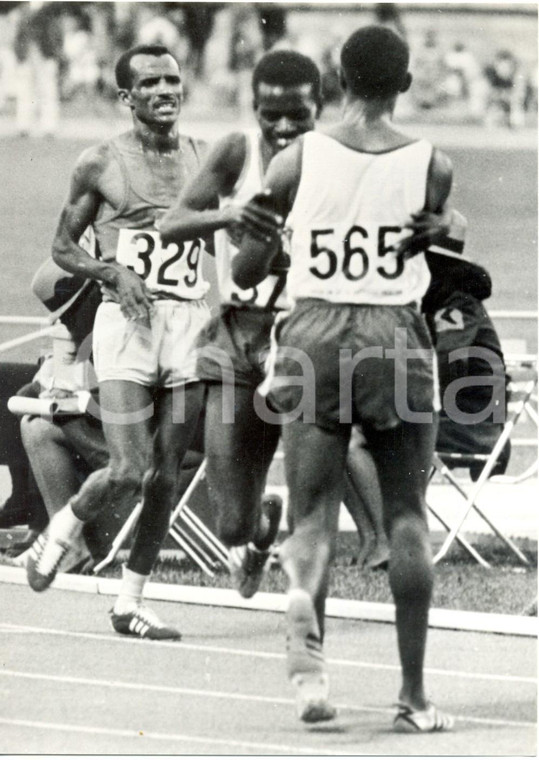 1968 OLIMPIADI CITTA' DEL MESSICO 10000 metri TEMU abbracciato da KEINO *Foto 