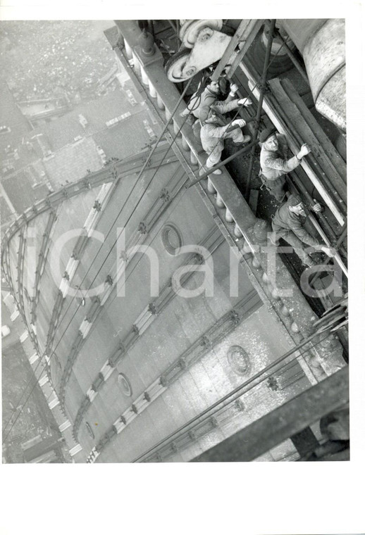 1960 TORINO Operai lavorano per ricostruire la punta della MOLE ANTONELLIANA 