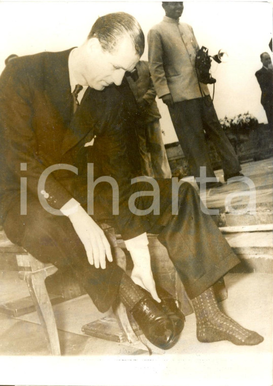 1959 INDIA Duke of Edinburgh removing his shoes to visit Tomb of Gandhi *Photo