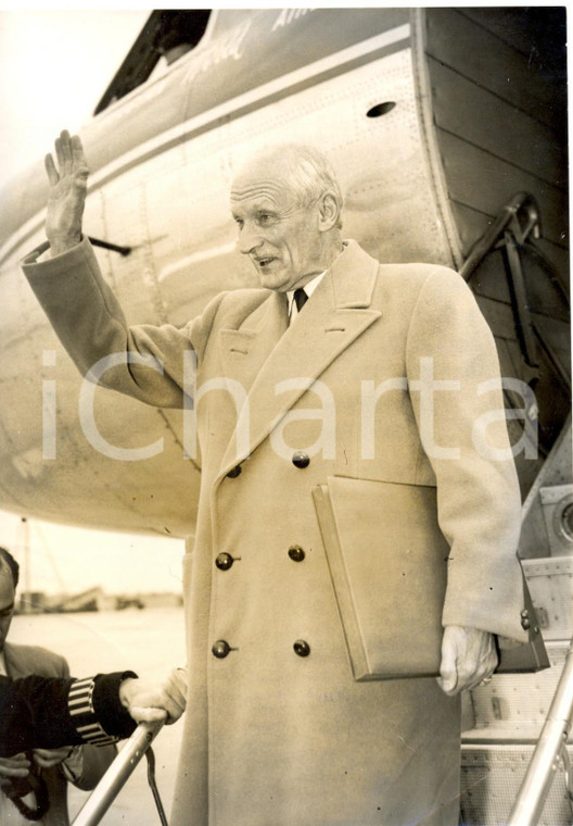 1959 LONDON Viscount MONTGOMERY waving a greeting at the airport *Photo 15x20 cm