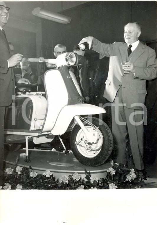 1962 MILANO Gino CASSINIS battezza i nuovi modelli LAMBRETTA con lo champagne