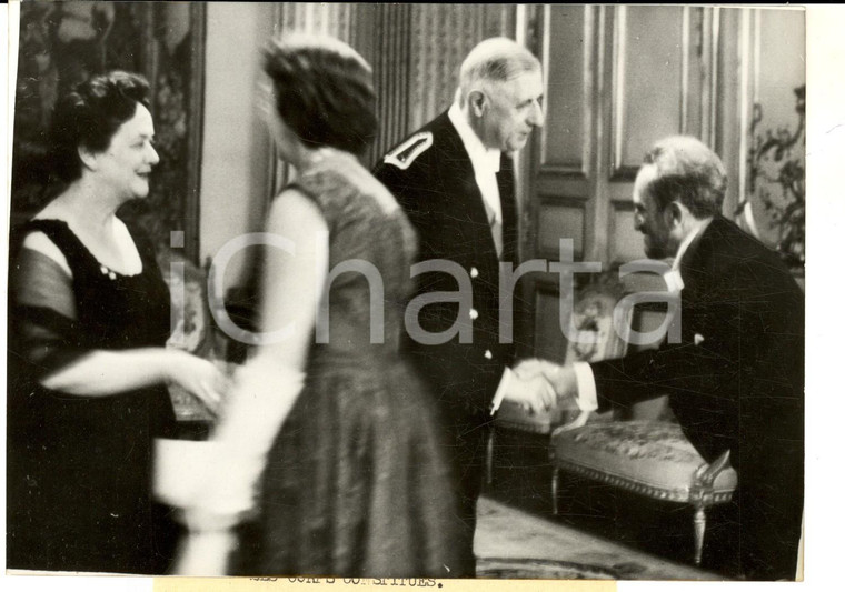1959 PARIS Charles DE GAULLE accoglie Francis PERRIN con la moglie *Foto