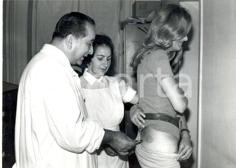 1973 MILANO - Ufficio d'Igiene - Un medico somministra vaccino anticolerico 