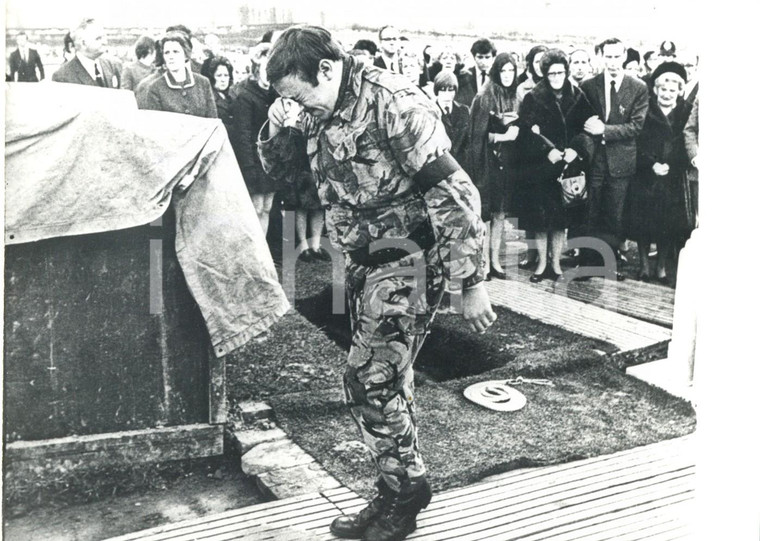 1973 WIGAN GUERRA CIVILE IRLANDESE - Soldato inglese piange compagno caduto 