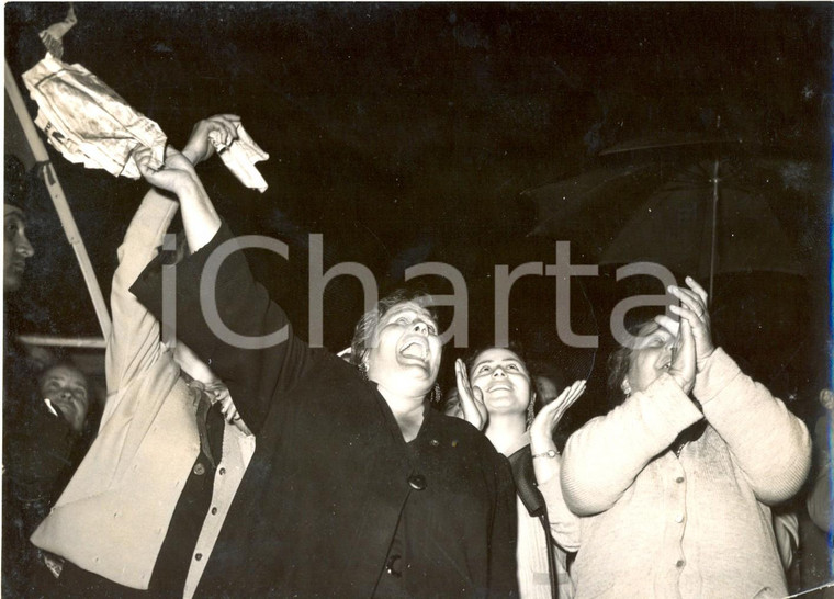 1956 NAPOLI PIAZZA SAN GIOVANNI - Folla festante per il sindaco Achille LAURO