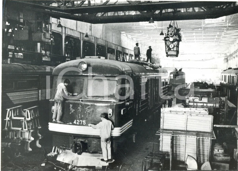 1973 TSINGTAO CHINA Stabilimento SZUFANG - Operai montano locomotive Diesel 