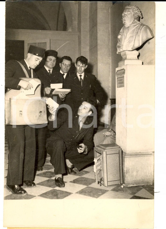 1950 PARIS VERSAILLES Postiers pendant la relève des boîtes postales *Photo