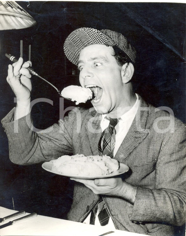 1957 LONDON - Actor Norman WISDOM eating potatoes dish *Photo 15x20 cm