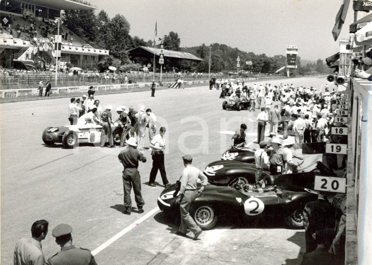 1957 MONZA 500 MIGLIA - AUTOMOBILISMO - Vetture sulla griglia di partenza *Foto