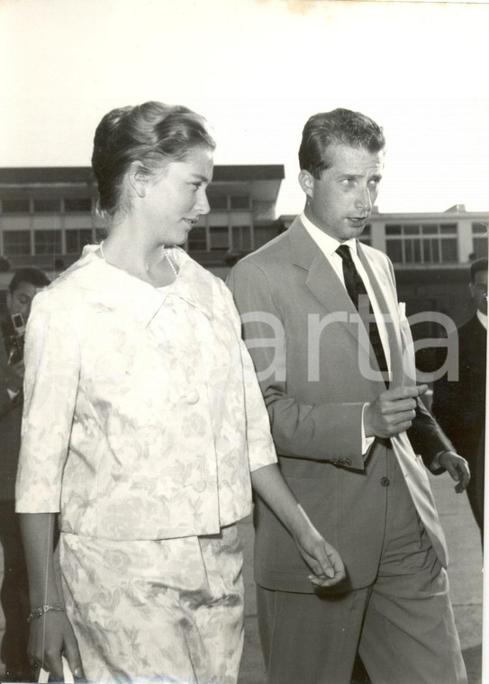 1959 ROMA Paola RUFFO di CALABRIA e Alberto del BELGIO passeggiano per la città