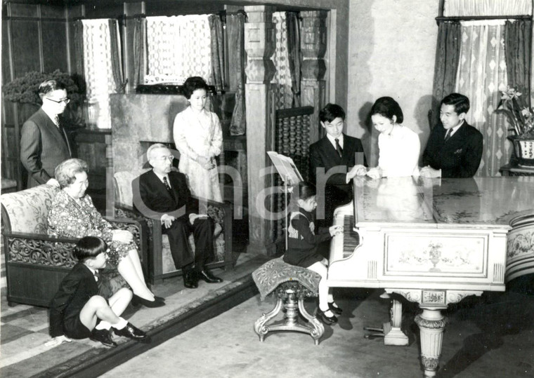 1974 TOKYO Principessina NORI al piano per i nonni imperatori HIROHITO e KOJUN  