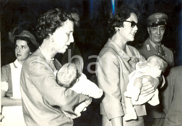 1958 FIRENZE Maria Pia di Savoia Olga di Jugoslavia con in braccio i principini