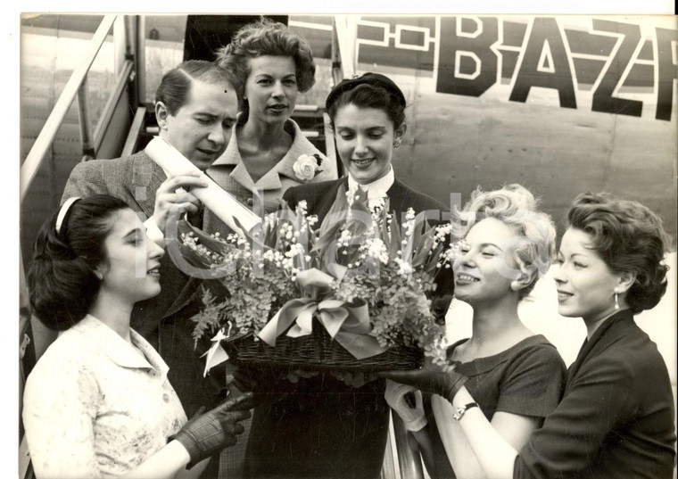 1957 PARIS ORLY Henri DECKER prépare bouquet pour sa femme Jacqueline FRANCOIS