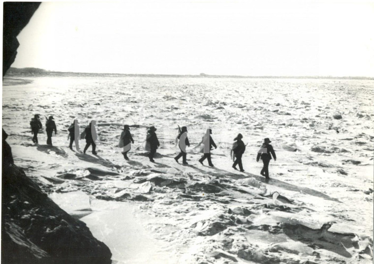 1973 CHINA Crisi sino-sovietica - Guardie di frontiera pattugliano fiume AMUR