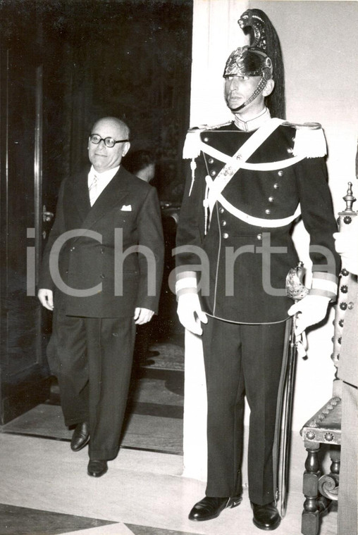 1955 ROMA Crisi di Governo - Bersagliere accoglie Umberto TERRACINI al Quirinale