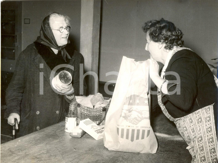 1954 MÜNCHEN Anziana acquista beni americani di prima necessità *Foto 20x15