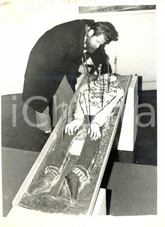 1961 LONDON - Lionel MISKIN with his effigy cake in Woodstock Gallery *Photo