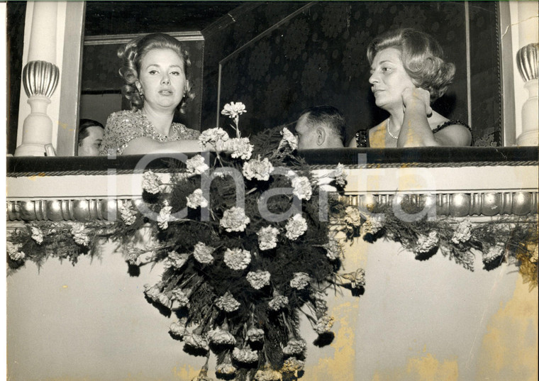 1965 MILANO TEATRO ALLA SCALA Spettatrici nei palchi alla prima FOTO DANNEGGIATA