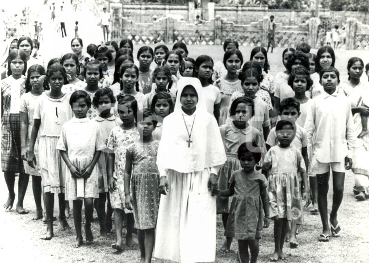 1971 PAKISTAN Suor Vacinta D'CRUZ tra i suoi bambini salvati dalla guerra *Foto