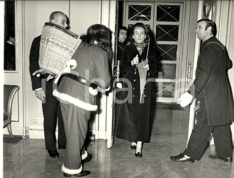 1970 MILANO TEATRO ALLA SCALA Babbo Natale riceve le signore  alla prima - Foto