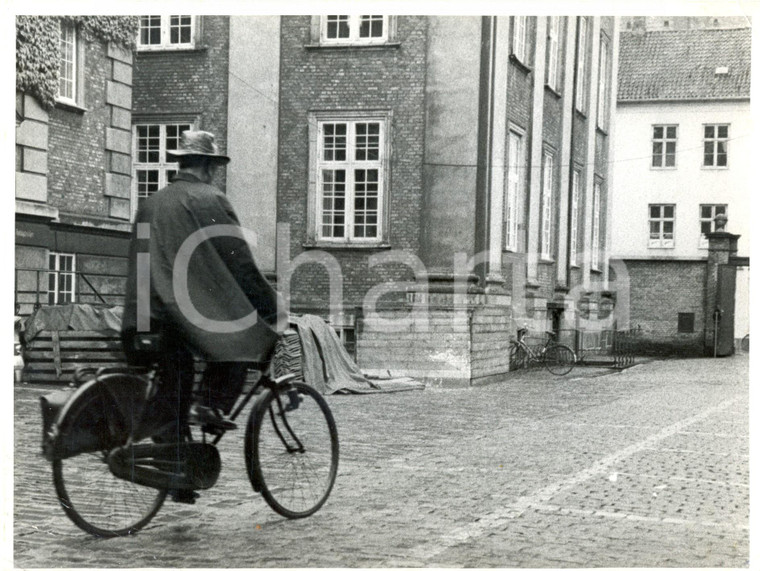1961 COPENHAGEN - Erik STRØM-case - Judge GØTZSCHE leaving court on bicycle  