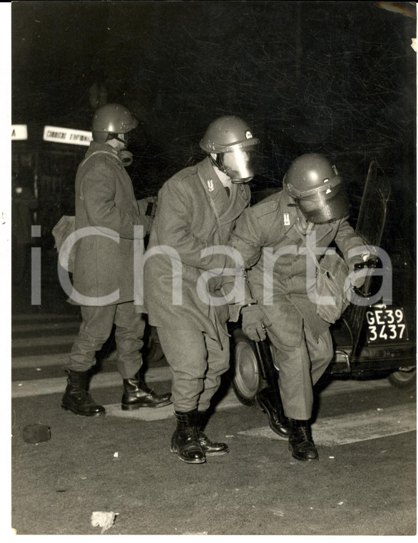 1970 ANNI DI PIOMBO GENOVA Polizia durante uno scontro con manifestanti *Foto