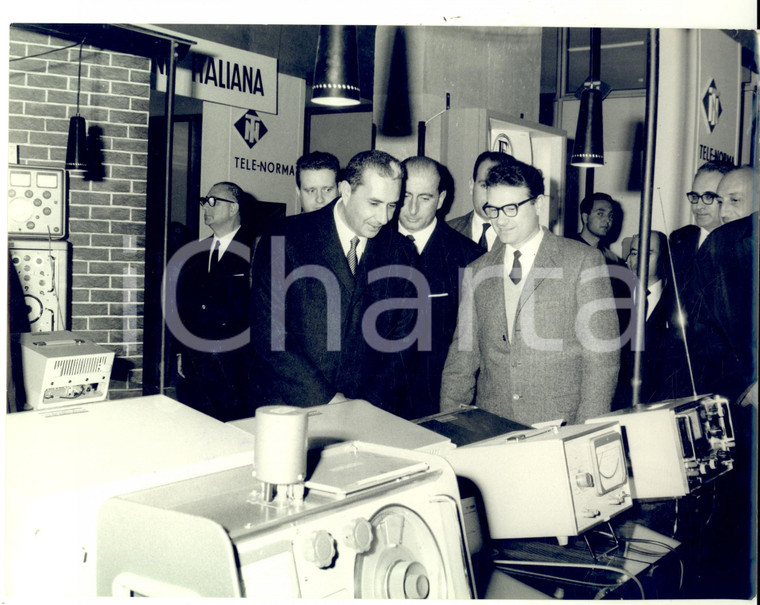 1960 ca GENOVA Fiera della Comunicazione - Aldo MORO allo stand TELE-NORMA *Foto