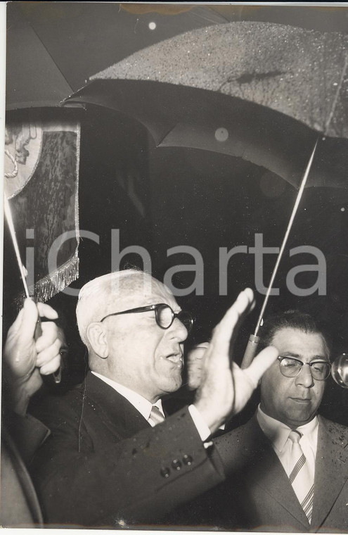 1956 ROMA Piazza San Giovanni - Discorso Achille Lauro sotto la pioggia *Foto