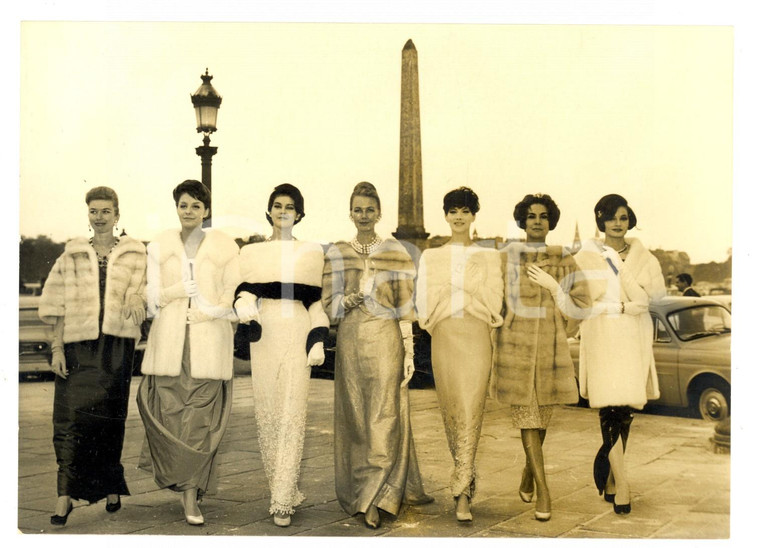 1961 PARIS Place de la Concorde - Mannequins avec des manteaux en vison *Photo