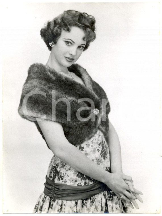 1958 LONDON Autumn Collection - Model wearing a tight stole fur *Photo Fashion