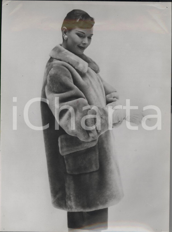 1958 LONDON Model wearing winter Tescan Aspen Lamb fur *Photo Fashion 15x20