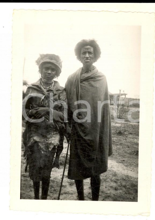 1935 ca AOI ADDIS ABEBA Coppia di indigene in un villaggio *Foto 6x9 cm