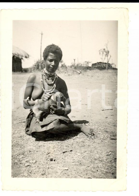 1935 ca AOI ADDIS ABEBA Giovane indigena a seno nudo con un cagnolino *Foto 7x10