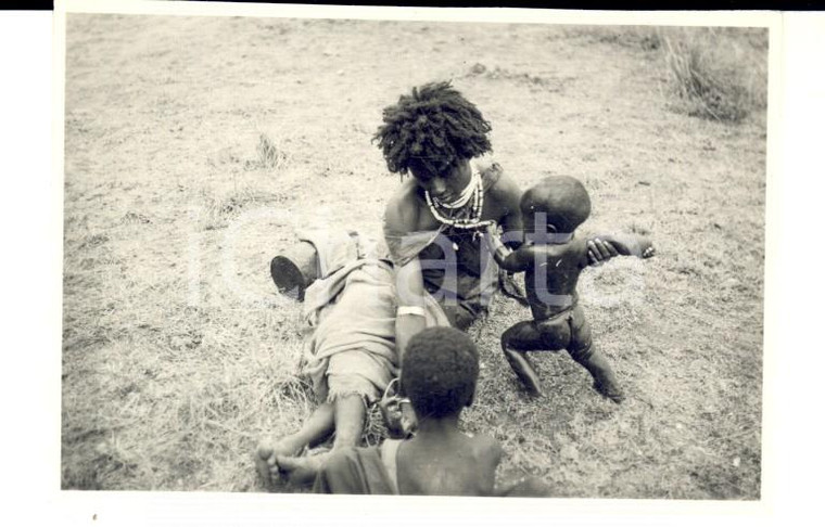 1935 ca AOI ADDIS ABEBA Giovane indigena gioca con i suoi figli *Foto 10x7 cm