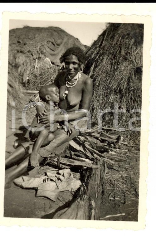 1935 ca AOI ADDIS ABEBA Giovane indigena allatta il figlio *Foto 6x9 cm