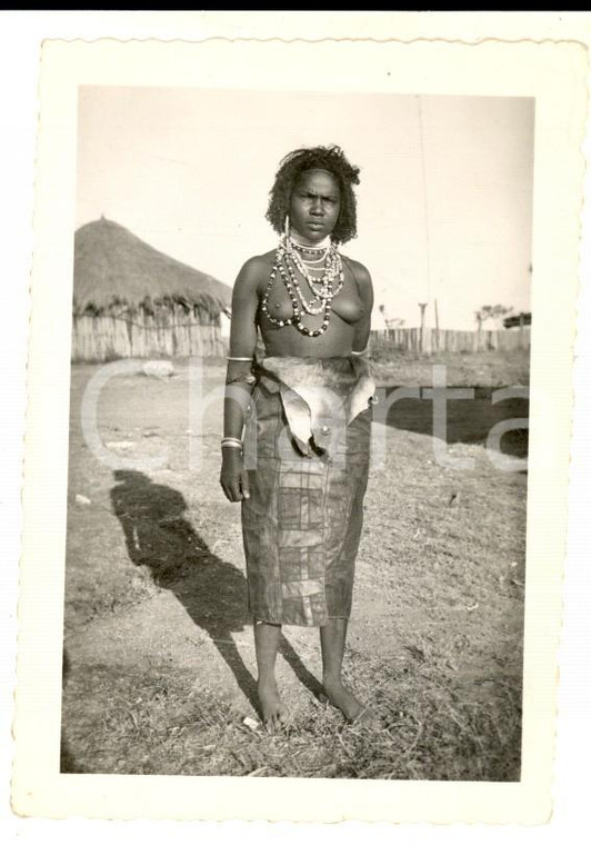 1935 ca AOI ADDIS ABEBA Ritratto di indigena a seno nudo con collane *Foto 7x10