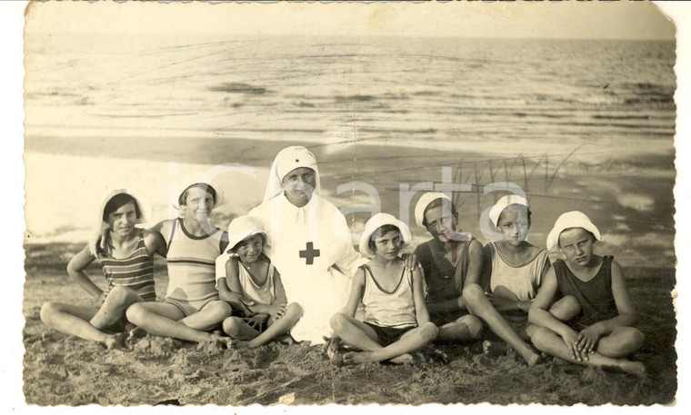 1932 CESENATICO Suora con i bambini di una colonia *Foto cartolina DANNEGGIATA
