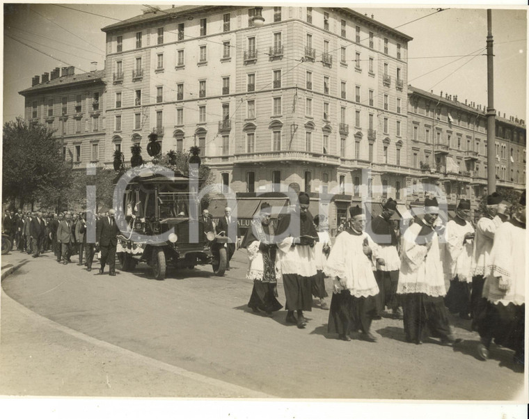 1940 ca MILANO CORSO CONCORDIA Sacerdoti durante corteo funebre - Foto 23x17