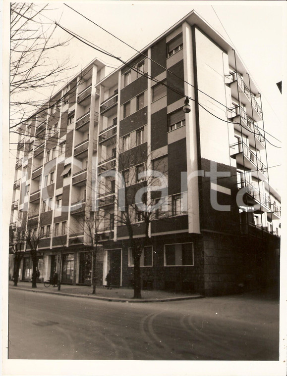 1975 ca VOGHERA (PV) Scorcio di un palazzo con passanti *Foto 18x24 cm