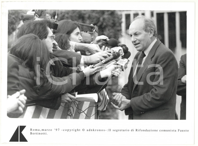 1997 RIFONDAZIONE COMUNISTA Fausto BERTINOTTI intervistato dai giornalisti *Foto